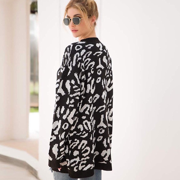 Black and White Oversized Sweater. - Picture 4 of 4